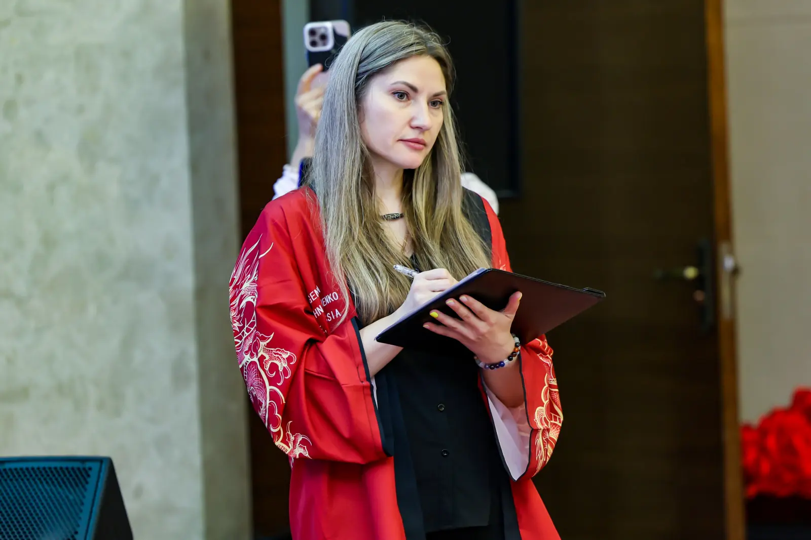 Евгения с планшетом на профессиональном мероприятии